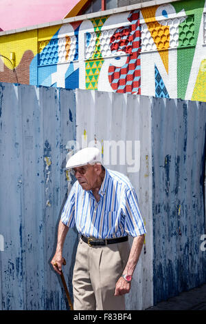 Madrid Spanien, Hispanic Centro, Barrio de La Latina, Senioren Bürger, Männer, Männer, ältere Menschen, Can, Walking, Hut, ascot Flat Cap, Spanien150705016 Stockfoto