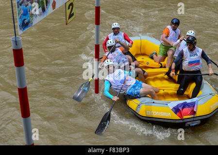 Russische open, Männer-Slalom-Team auf Rafting-WM im Citarik River, West-Java, Indonesien. Brasilien gewann Goldmedaillen, gefolgt von Neuseeland und Tschechien in der zweiten und dritten Platz. Stockfoto