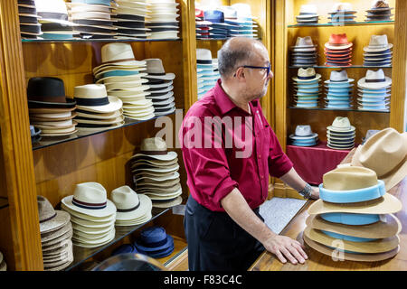 Madrid Spanien, Hispanic Ethnic Centro, Plaza Mayor, Hutladen, Hutwaren, Regallegale, Verkauf, Fedoras, Panama, Hüte, Mann Männer männlich, Manager, Arbeit wo Stockfoto