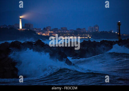 Die Mündung des Flusses Adour und Biarritz im Hintergrund durch ein rauhes Wetter (Pyrenees-Atlantiques - Aquitaine - Frankreich). Stockfoto