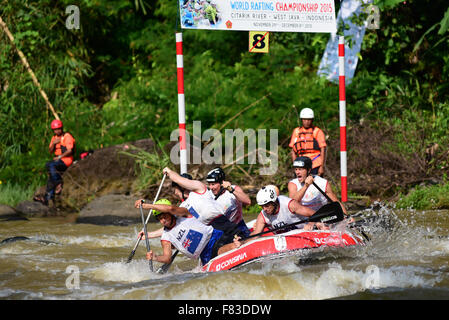 New Zealand öffnen Herren-Slalom-Team bei Rafting-WM im Citarik River, West-Java, Indonesien. Brasilien gewann den ersten Platz in dieser Kategorie, gefolgt von Neuseeland und Tschechien bzw.. Stockfoto