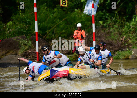 Citarik River, West Java, Indonesien. 5. Dezember 2015. Tschechische Republik eröffnet im Rahmen der Rafting-Weltmeisterschaft in Citarik River, West Java, Indonesien, das Slalom-Team der Männer. Die Tschechische Republik gewann in dieser Kategorie Bronzemedaille, darunter Brasilien und Neuseeland. Stockfoto