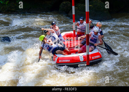 Citarik River, West-Java, Indonesien. 5. Dezember 2015.  New Zealand öffnen Herren-Slalom-Team bei Rafting-WM im Citarik River, West-Java, Indonesien. Brasilien gewann den ersten Platz in dieser Kategorie, gefolgt von Neuseeland und Tschechien bzw.. Foto: Reynold Sumayku/Alamy Live-Nachrichten Stockfoto