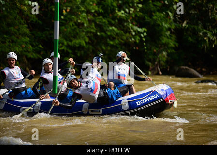 Slowakei-open, Männer-Slalom-Team bei Rafting-WM im Citarik River, West-Java, Indonesien. Brasilien gewann die Goldmedaille in dieser Kategorie, gefolgt von Neuseeland und Tschechische Republik. Stockfoto