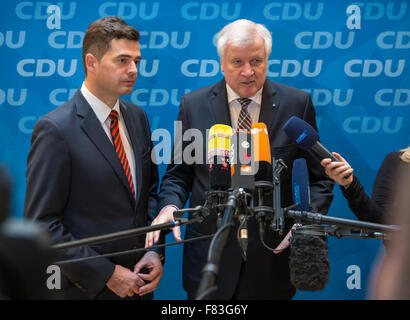 Zeulenroda, Deutschland. 5. Dezember 2015. CSU Vorsitzender Horst Seehofer (r) Gespräch mit Thüringen CDU Partei und Fraktionsvorsitzender Mike Möhring beim Thüringen Staat Parteitag der CDU in Zeulenroda, Deutschland, 5. Dezember 2015. Die CDU Thüringen sind ihre Position zur Flüchtlingspolitik auf dem Parteitag zu klären. Foto: MICHAEL REICHEL/DPA/Alamy Live-Nachrichten Stockfoto