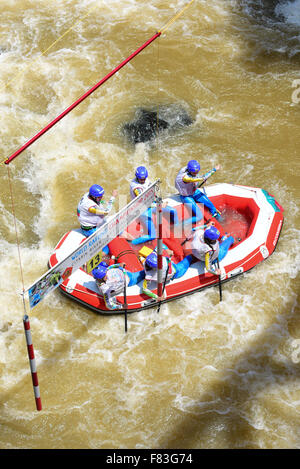 Bulgarien-open, Frauen-Slalom-Team auf Rafting-WM im Citarik River, West-Java, Indonesien. Stockfoto