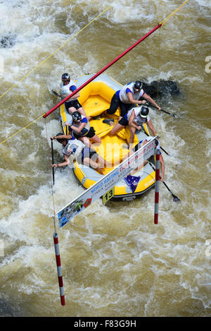 Australien open, Frauen Slalom-Team bei Rafting-WM im Citarik River, West-Java, Indonesien. Slowakei gewann die Goldmedaille in dieser Kategorie, gefolgt von Neuseeland und Japan. Stockfoto