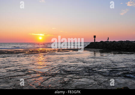 Mimizan Plage im Sommer. Mimizan ist eines der berühmten französischen Badestellen am Atlantik mit spannenden Wellen Stockfoto