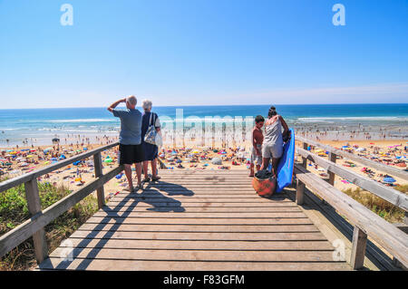 Mimizan Plage im Sommer. Mimizan ist eines der berühmten französischen Badestellen am Atlantik mit spannenden Wellen Stockfoto