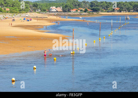 Mimizan Plage im Sommer. Mimizan ist eines der berühmten französischen Badestellen am Atlantik mit spannenden Wellen Stockfoto