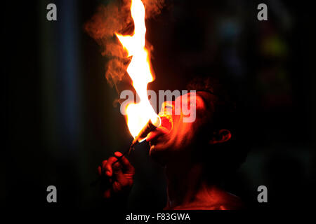 Show der schlucken des Feuers für Touristen in der Stadt Kandy 3. April 2011 auf Sri Lanka Stockfoto