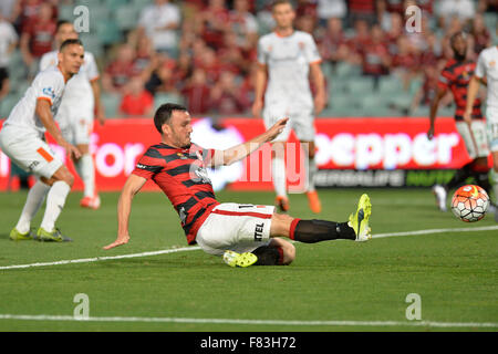 Parramatta, Sydney, Australien. 5. Dezember 2015. Hyundai A-League. Western Sydney Wanderers gegen Brisbane Roar. Wanderers weiterleiten Mark Bridge-Steckplätze-Startseite das erste Tor des Spiels. Bildnachweis: Aktion Plus Sport/Alamy Live-Nachrichten Stockfoto