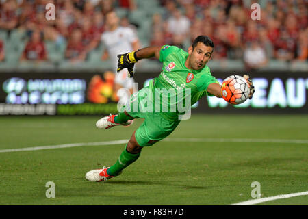 Parramatta, Sydney, Australien. 5. Dezember 2015. Hyundai A-League. Western Sydney Wanderers gegen Brisbane Roar. Brisbane-Torhüter Jamie Young spart. Bildnachweis: Aktion Plus Sport/Alamy Live-Nachrichten Stockfoto