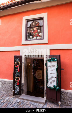 Souvenir-Spielzeug-Shop an das Goldene Gässchen (im tschechischen Zlata ulička) ist eine Straße befindet sich auf der Prager Burg in Tschechien. Stockfoto