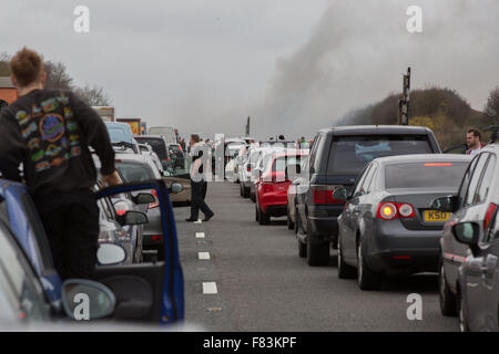 Bristol, UK. 5. Dezember 2015. Ein Reisebus Feuer auf dem ostwärts M4 in der Nähe von Bristol geschlossen die Autobahn in beide Richtungen Credit: auf Anblick Photographic/Alamy Live News Stockfoto