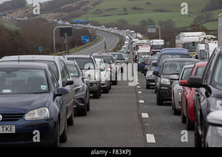 Bristol, UK. 5. Dezember 2015. Ein Reisebus Feuer auf dem ostwärts M4 in der Nähe von Bristol geschlossen die Autobahn in beide Richtungen Credit: auf Anblick Photographic/Alamy Live News Stockfoto