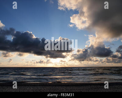 Sonnenuntergang am Jurkalne Beach in Kurland, Sonne hinter den Wolken am Abend. Stockfoto