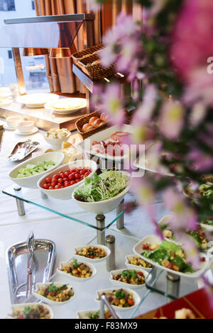 Verschiedene frische Salate, dargestellt auf einem Buffet Einzelbehältnissen im Catering Veranstaltung oder Feier, fliehendes Perspektive Stockfoto