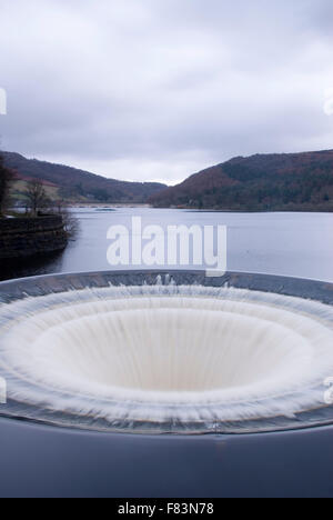 DERBYSHIRE UK - 06 Okt: Ladybower Vorratsbehälter Einströmdüse Dübelloch überlaufen und abziehen Turm am 16. Februar 2014 im Peak District Stockfoto