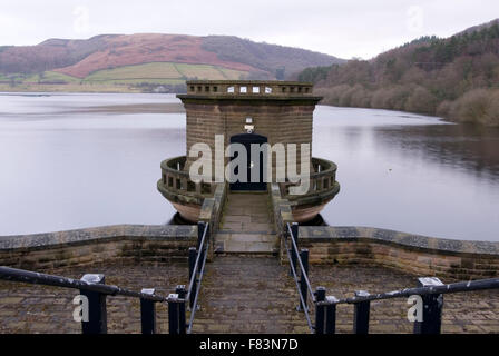 DERBYSHIRE UK - 06 Okt: Ladybower Vorratsbehälter Auslosung Tower am 16. Februar 2014 im Peak District, Derbyshire, UK Stockfoto