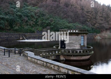 DERBYSHIRE UK - 06 Okt: Ladybower Vorratsbehälter Auslosung Tower am 16. Februar 2014 im Peak District, Derbyshire, UK Stockfoto