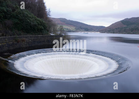 DERBYSHIRE UK - 06 Okt: Ladybower Vorratsbehälter Einströmdüse Überlauf (oder Dübelloch) und abziehen Turm am 16. Februar 2014 in der Peak-Dis Stockfoto