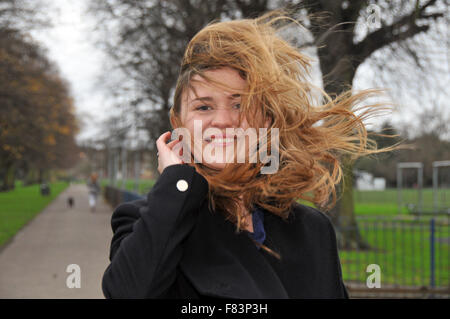 London, UK, 5. Dezember 2015, freiwillige Alexa Hamilton 24 feeds Pony Tim bei Charlton Park Riding Centre für Menschen mit Behinderungen. Bildnachweis: JOHNNY ARMSTEAD/Alamy Live-Nachrichten Stockfoto