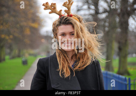 London, UK, 5. Dezember 2015, freiwillige Alexa Hamilton 24 feeds Pony Tim bei Charlton Park Riding Centre für Menschen mit Behinderungen. Bildnachweis: JOHNNY ARMSTEAD/Alamy Live-Nachrichten Stockfoto