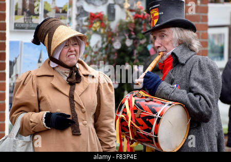 Rochester, Kent, 5. Dezember. Der erste Tag des jährlichen Dickens Christmas Festival am Wochenendes beginnt mit Paraden auf der High Street, Musik und Unterhaltung für die Tausende von Besuchern - mit einigen Kunstschnee Credit: PjrNews/Alamy Live News Stockfoto