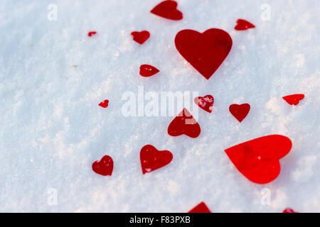 handgefertigt auf Schnee Hintergrund rote Herzen Stockfoto