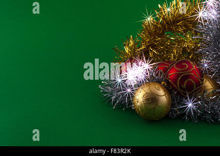 Weihnachtsdekoration, rot Gold und Silber auf grünem Hintergrund Stockfoto