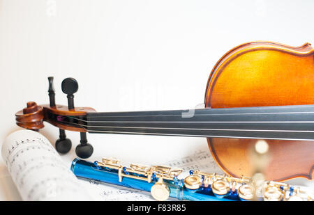 Holz Geige Hals Detail mit Fokus blau Querflöte und Partitur