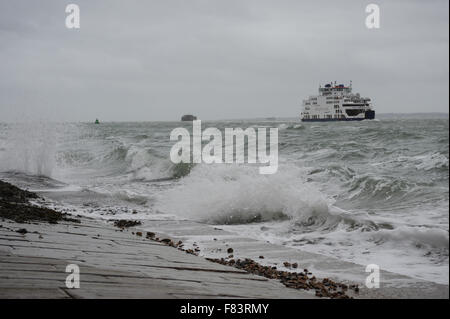 An einem stürmischen Tag Absturz auf den Strand Küstenschutz "Wellenlinien" als Wightlink Fähre in den Hafen von Portsmouth in Portsmouth, Hampshire, England kommt. Stockfoto