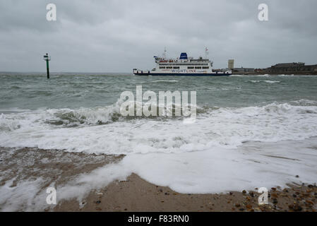 An einem stürmischen Tag der Wightlink Fähre Portsmouth Harbour in Portsmouth, Hampshire, England. Stockfoto