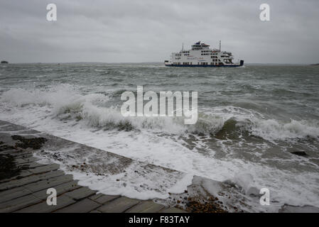 An einem stürmischen Tag Absturz auf den Strand Küstenschutz "Wellenlinien" als Wightlink Fähre in den Hafen von Portsmouth in Portsmouth, Hampshire, England kommt. Stockfoto