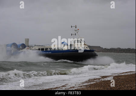 Ein Hovercraft kommt an den Strand während der stürmischen Bedingungen in Southsea, Hampshire, England. Stockfoto