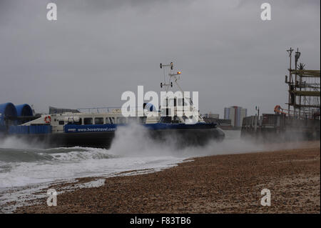 Ein Hovercraft kommt an den Strand während der stürmischen Bedingungen in Southsea, Hampshire, England. Stockfoto