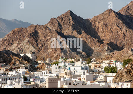 Häuser und die umliegenden Berge in den Stadtteil Mutrah in Muscat, der Hauptstadt des Sultanats Oman. Stockfoto