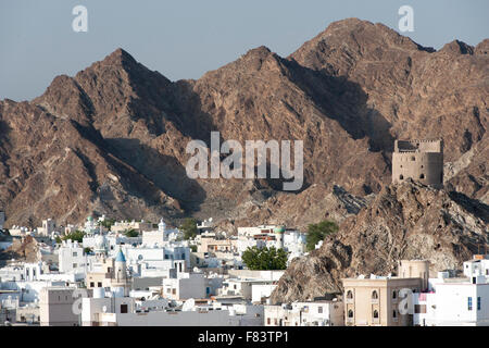 Häuser und die umliegenden Berge in den Stadtteil Mutrah in Muscat, der Hauptstadt des Sultanats Oman. Stockfoto