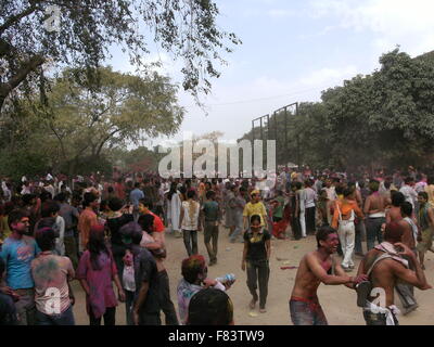 Holi (Farbe Festival) Feier im Jawaharlal Nehry University, New Delhi-Indien Stockfoto