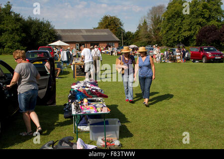 Ein Boot/Table Top Verkauf in einem Feld an einem sonnigen Tag Stockfoto