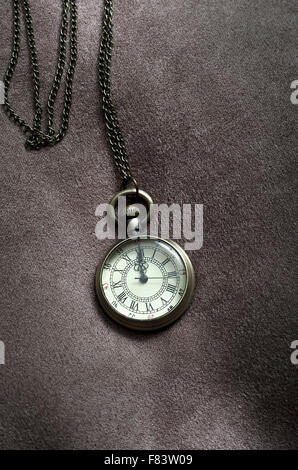 Vintage Antik Taschenuhr auf Stoff, Nahaufnahme Stockfoto