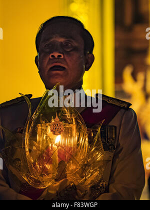 Bangkok, Thailand. 5. Dezember 2015. PRAYUTH CHAN-OCHA, Premierminister von Thailand, singt der König Hymne an des Königs Geburtstag am Sanam Luang in Bangkok. Prayuth war der Kommandant der thailändischen Armee und ergriff die Macht in einem unblutigen Staatsstreich im Jahr 2014. Thais markiert den 88. Geburtstag von Bhumibol Adulyadej, der König von Thailand, Samstag. Der König wurde am 5. Dezember 1927, in Cambridge, Massachusetts geboren. Die Familie war in den Vereinigten Staaten, weil sein Vater, Prinz Mahidol, Public Health an der Harvard University studierte. Bildnachweis: ZUMA Press, Inc./Alamy Live-Nachrichten Stockfoto