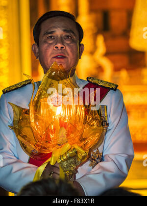 Bangkok, Thailand. 5. Dezember 2015. PRAYUTH CHAN-OCHA, Premierminister von Thailand, singt der König Hymne an des Königs Geburtstag am Sanam Luang in Bangkok. Prayuth war der Kommandant der thailändischen Armee und ergriff die Macht in einem unblutigen Staatsstreich im Jahr 2014. Thais markiert den 88. Geburtstag von Bhumibol Adulyadej, der König von Thailand, Samstag. Der König wurde am 5. Dezember 1927, in Cambridge, Massachusetts geboren. Die Familie war in den Vereinigten Staaten, weil sein Vater, Prinz Mahidol, Public Health an der Harvard University studierte. Bildnachweis: ZUMA Press, Inc./Alamy Live-Nachrichten Stockfoto