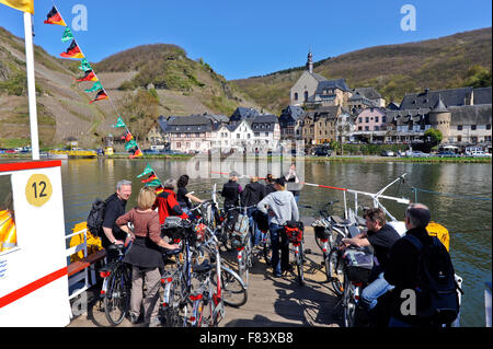 Ferry auf der Mosel mit Radfahrer nach Beilstein Rheinland-Pfalz Deutschland Europa Stockfoto