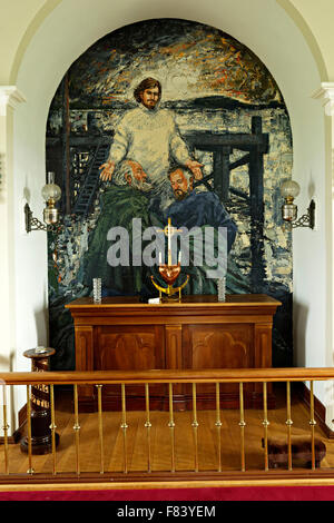 Altar und moderne Wandmalerei in Flatey Kirche, Flatey Insel, Island, Europa. Stockfoto