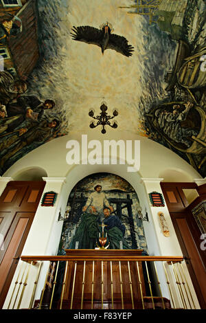 Altar und moderne Wandmalerei in Flatey Kirche, Flatey Insel, Island, Europa. Stockfoto