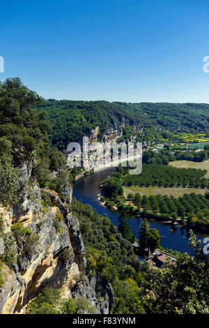 Dordogne-Fluss-Tal in der Nähe von La Roque-Gageac Perigord-Noir Dordogne Aquitanien Frankreich Europa Stockfoto