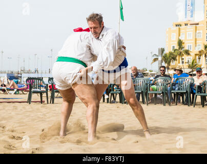 Las Palmas, Gran Canaria, Kanarische Inseln, Spanien. 5. Dezember 2015. Lucha Canaria Demonstration am Strand Las Canteras in Las Palmas auf Gran Canaria. Lucha Canaria (Kanarisches Ringen) kann am besten als eine Mischung aus Ringen und Sumo, beschrieben ist das Objekt den Gegner berühren den Sand mit irgendeinem Teil ihres Körpers, mit Ausnahme der Füße machen. Bildnachweis: Alan Dawson News/Alamy Live-Nachrichten Stockfoto