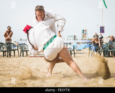 Las Palmas, Gran Canaria, Kanarische Inseln, Spanien. 5. Dezember 2015. Lucha Canaria Demonstration am Strand Las Canteras in Las Palmas auf Gran Canaria. Lucha Canaria (Kanarisches Ringen) kann am besten als eine Mischung aus Ringen und Sumo, beschrieben ist das Objekt den Gegner berühren den Sand mit irgendeinem Teil ihres Körpers, mit Ausnahme der Füße machen. Bildnachweis: Alan Dawson News/Alamy Live-Nachrichten Stockfoto